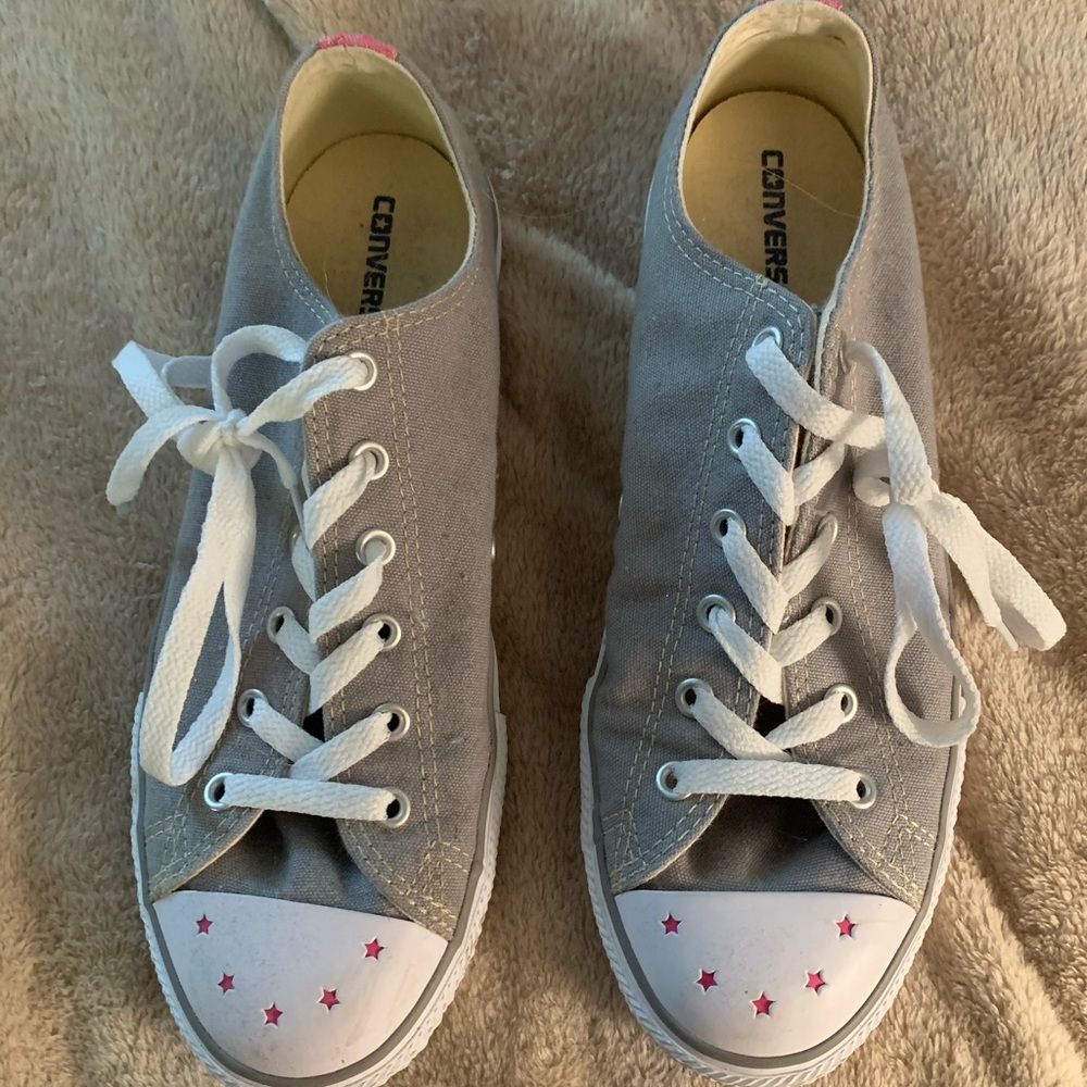ADORABLE GREY CONVERSE WITH PINK ACCENTS!!